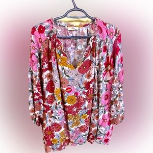 Entro pink floral v-neck top, size large.
